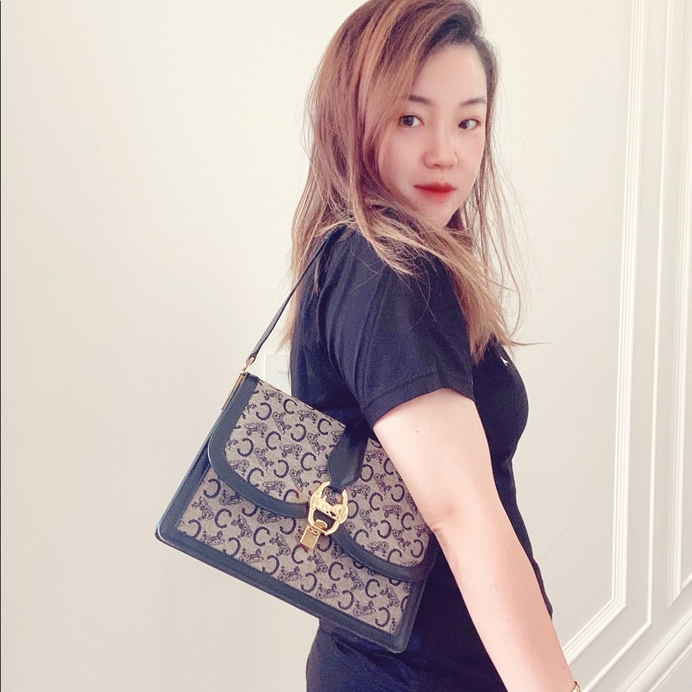 Sold✈️✈️✈️Celine shoulder bag - Picture 1 of 15